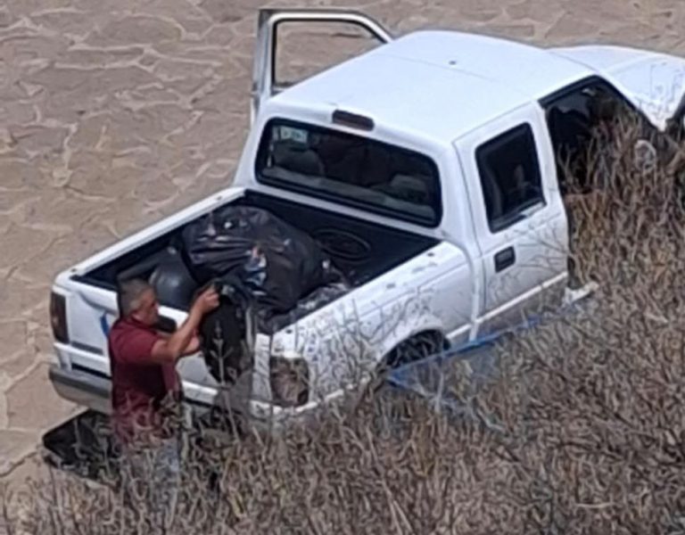 Sorprenden a trabajador del SEDIF tirando basura en La Bufa