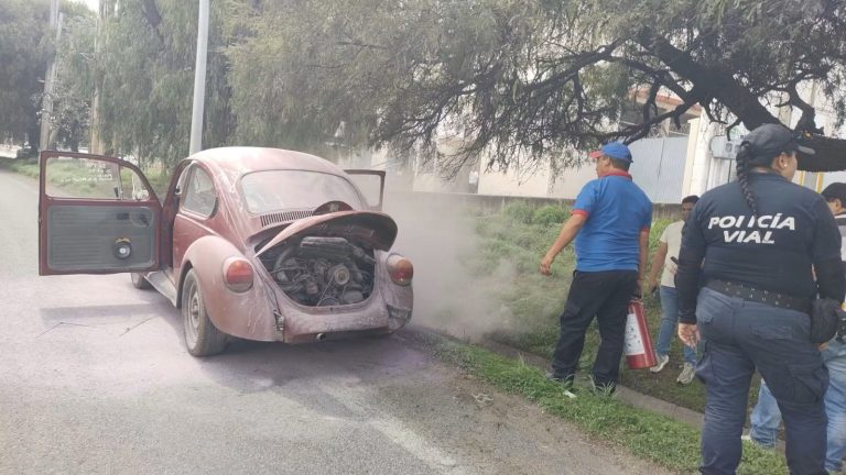 Se incendia vocho sobre bulevar metropolitano