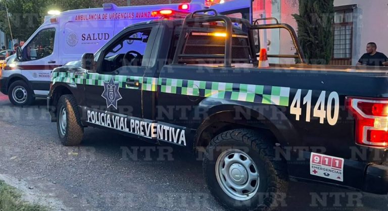 Vuelca camioneta con traila; pasajeros resultan ilesos