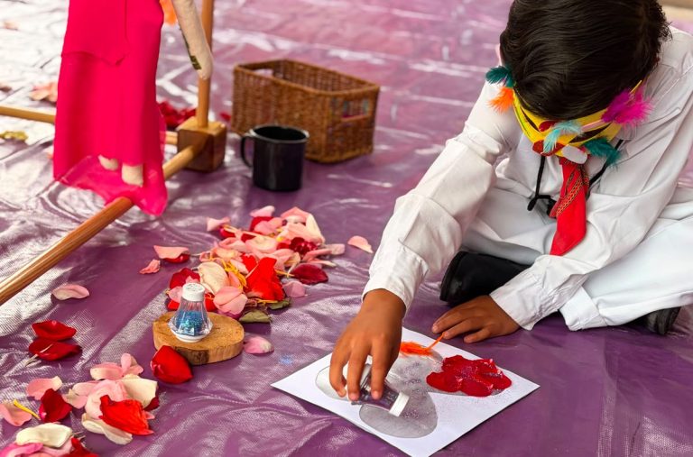 Niños de la casa cuna llenan de creatividad a Pinos