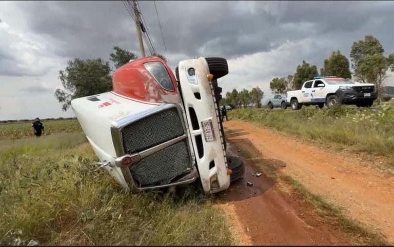 Vuelca tráiler que transportaba envases de cerveza