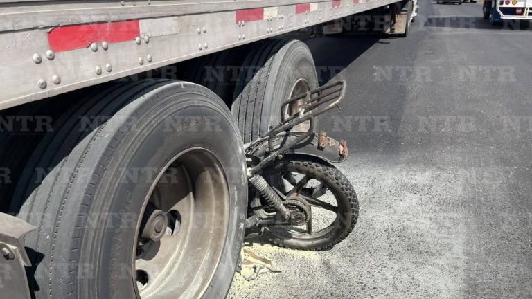 Choca motocicleta contra tractocamión; se incendia unidad tras impacto