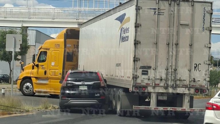 Choca camión con camioneta frente a presidencia