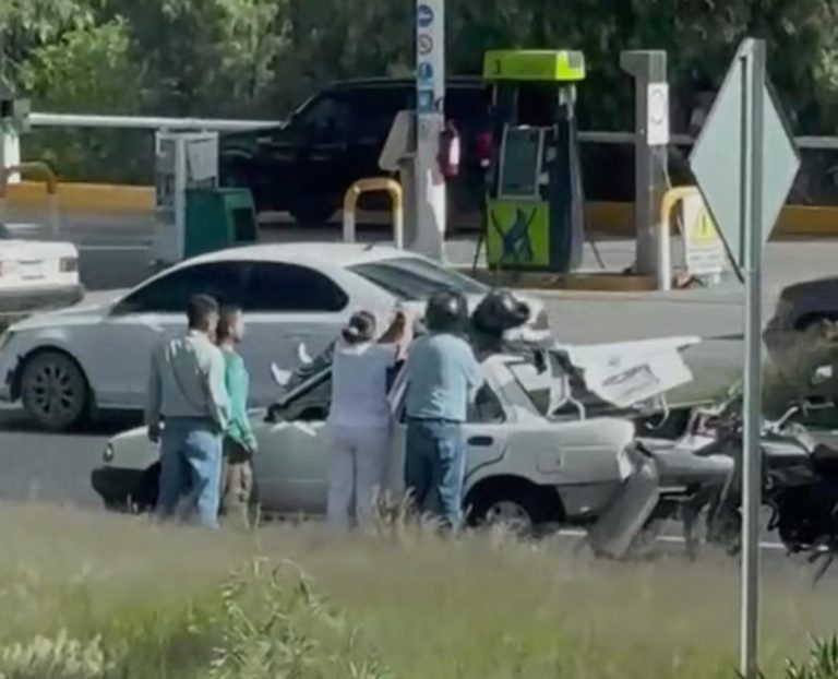 Termina motociclista sobre toldo de auto tras choque