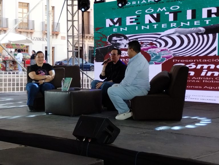 Adrián Chávez presenta su guía contra la posverdad