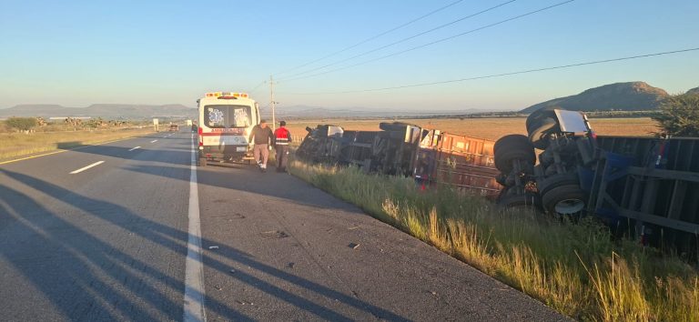 Vuelca tráiler en tramo federal Zacateca-San Luis Potosí