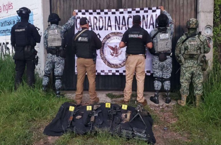 Aseguran armas, cargadores, explosivos, cartuchos y un vehículo en Tepechitlán