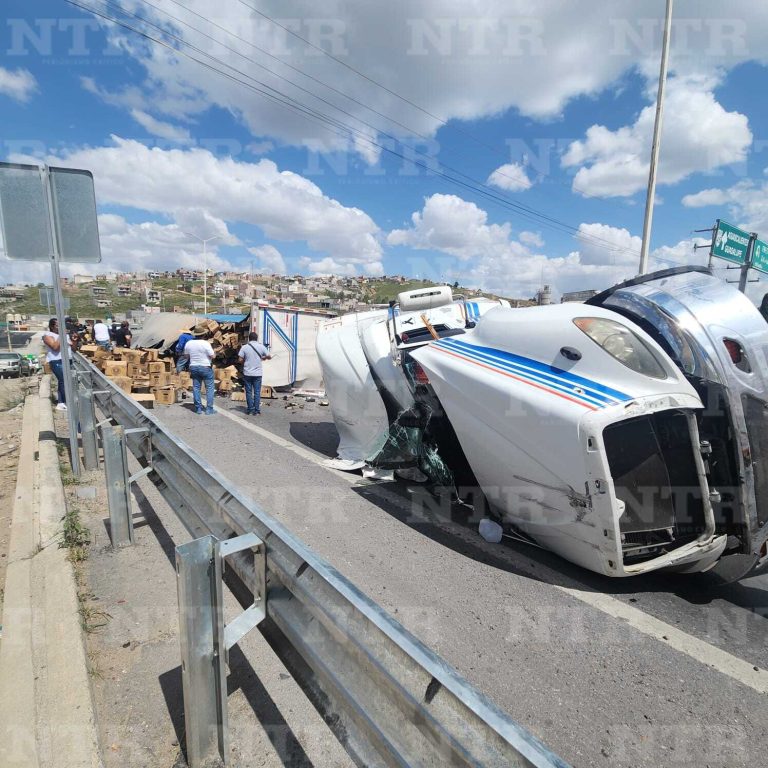 Vuelca tráiler con envases vacíos; provoca caos vial
