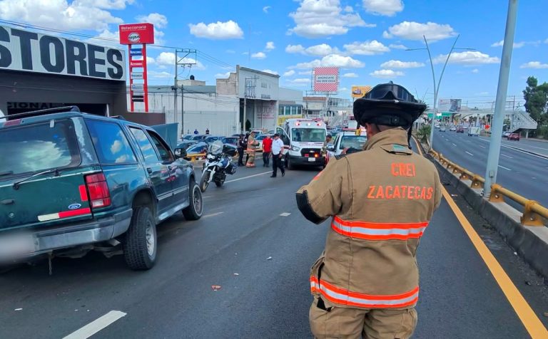 Choca contra barrera de contención en puente a Sauceda