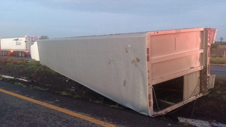 Vuelca tractocamión en carretera federal