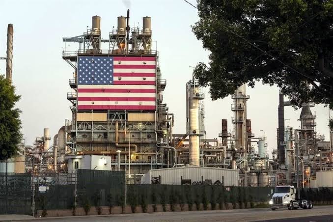 Caen reservas petroleras de EU a mínimo de enero de 1983