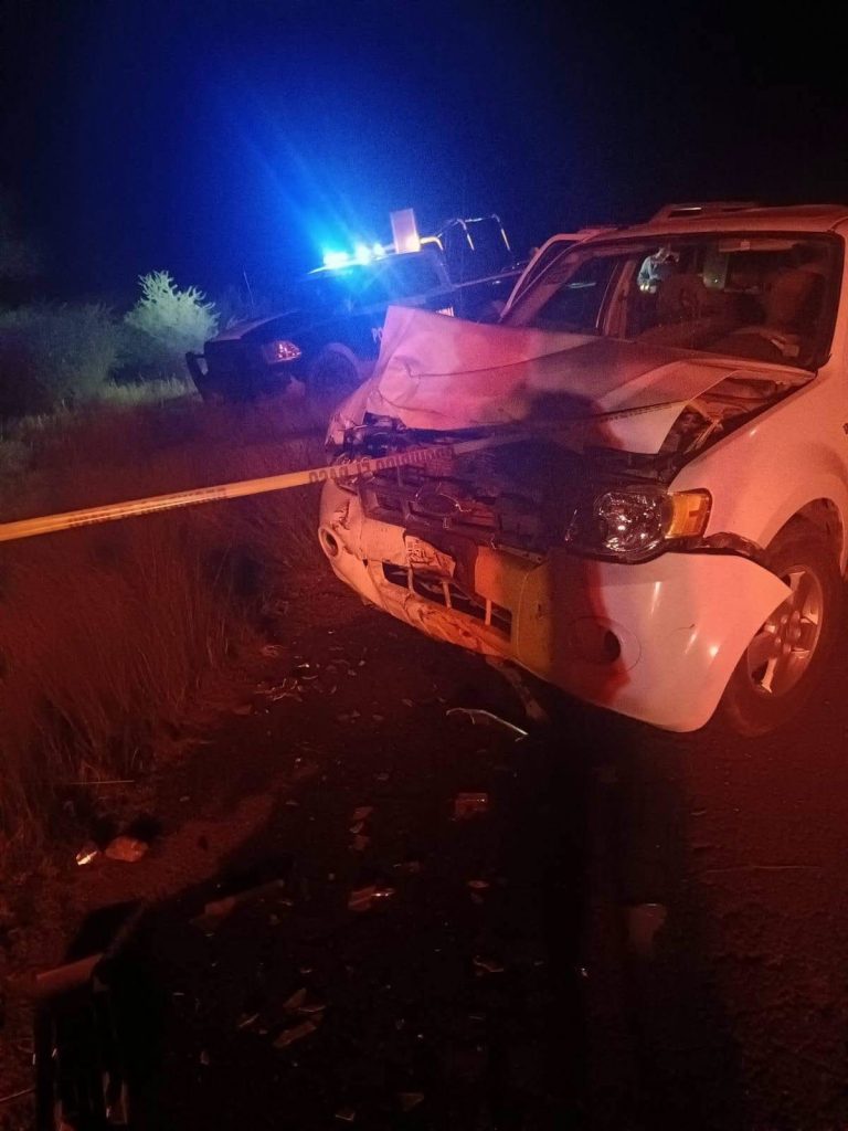 Choque frontal con volcadura deja tres lesionados