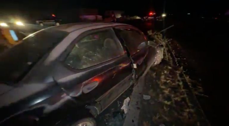 Chocan auto y camioneta en carretera federal; hay 5 heridos