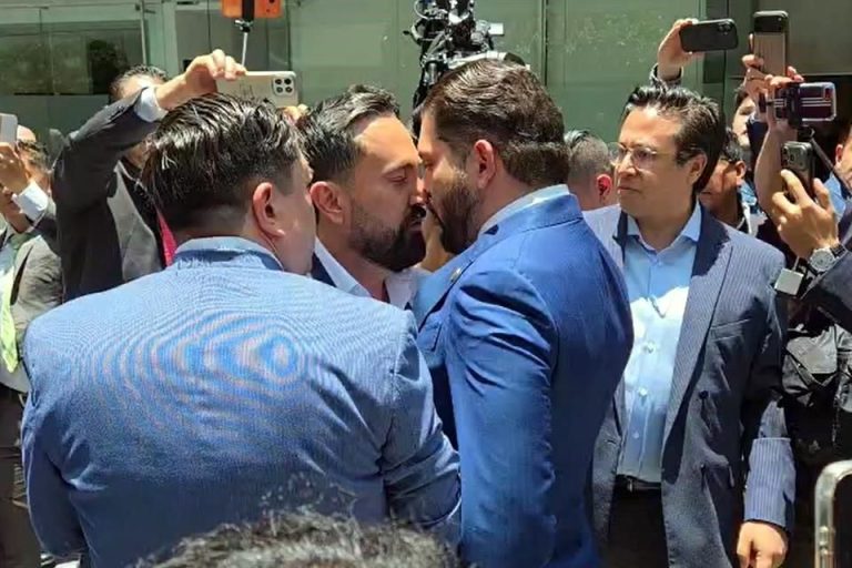 Cruzan insultos morenista y priista en patio del Senado