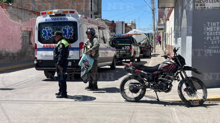 Se lesiona mujer tras accidente en moto