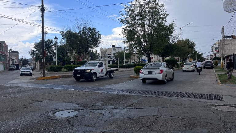 Piden desazolve de la red de drenaje en calle Hombres Ilustres