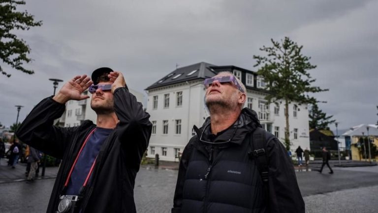 Inicia eclipse en Alaska; se prepara Europa para observarlo