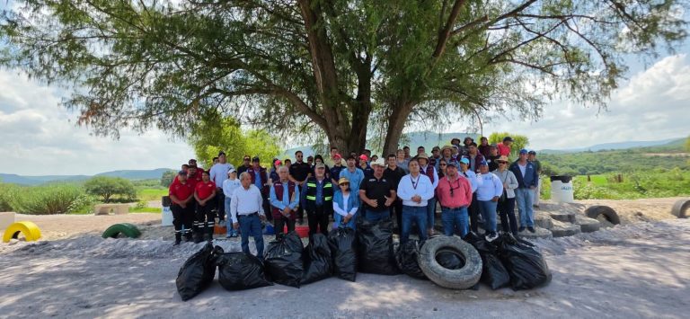 Limpian ayuntamiento y Conagua ribera del río Juchipila
