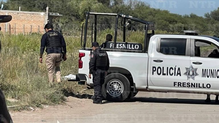 Localizan a un hombre sin vida en un canal de agua