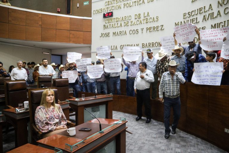 Productores toman Congreso por adeudos con CFE