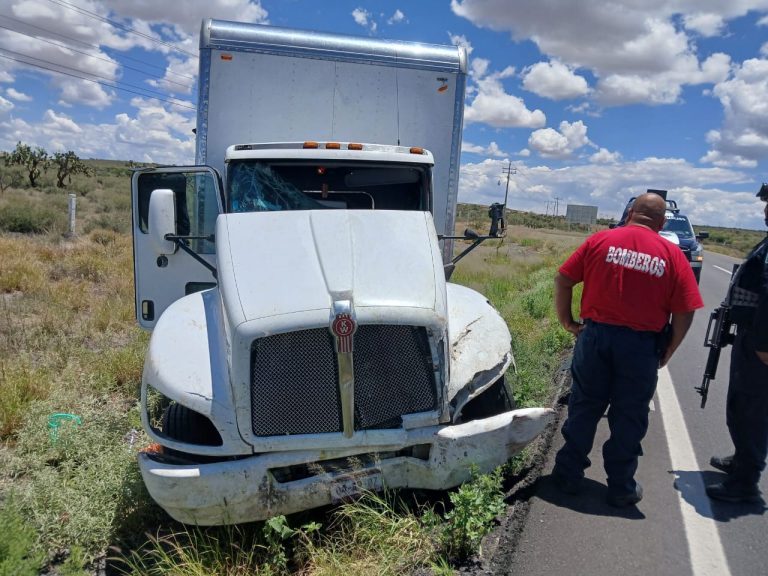 Tractocamión se sale del camino en federal 49