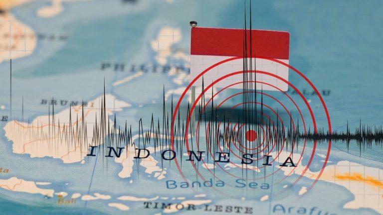 Terremoto de magnitud 7.7 sacude Indonesia; emiten alerta de tsunami