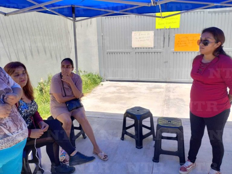 Toman la secundaria Rita Cetina; exigen destituir a la directora