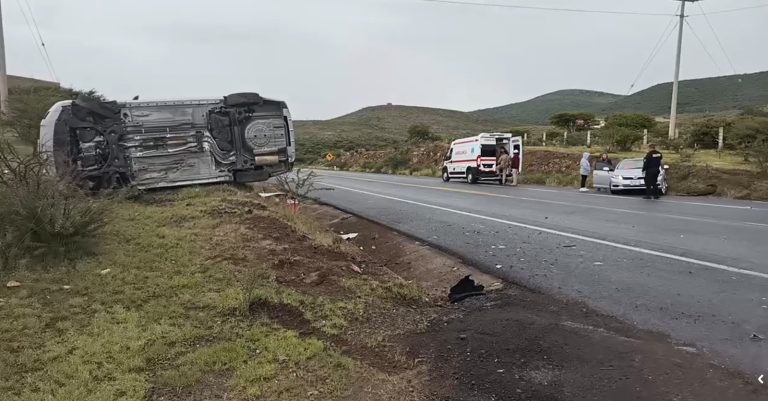 Vuelca camioneta por presunto exceso de velocidad