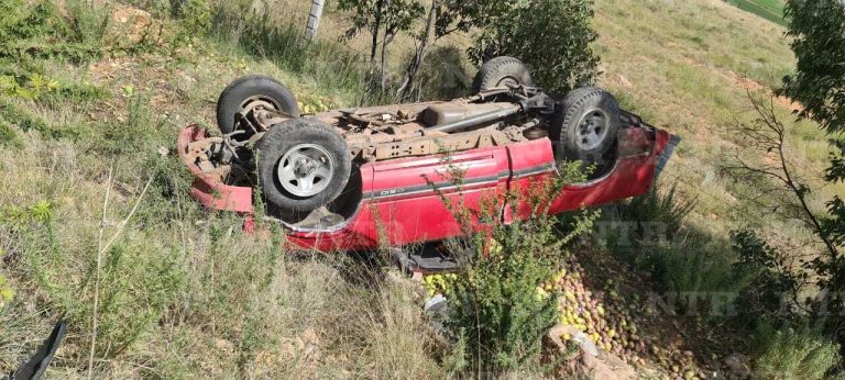 Chofer dormita y vuelca su camioneta en Sombrerete