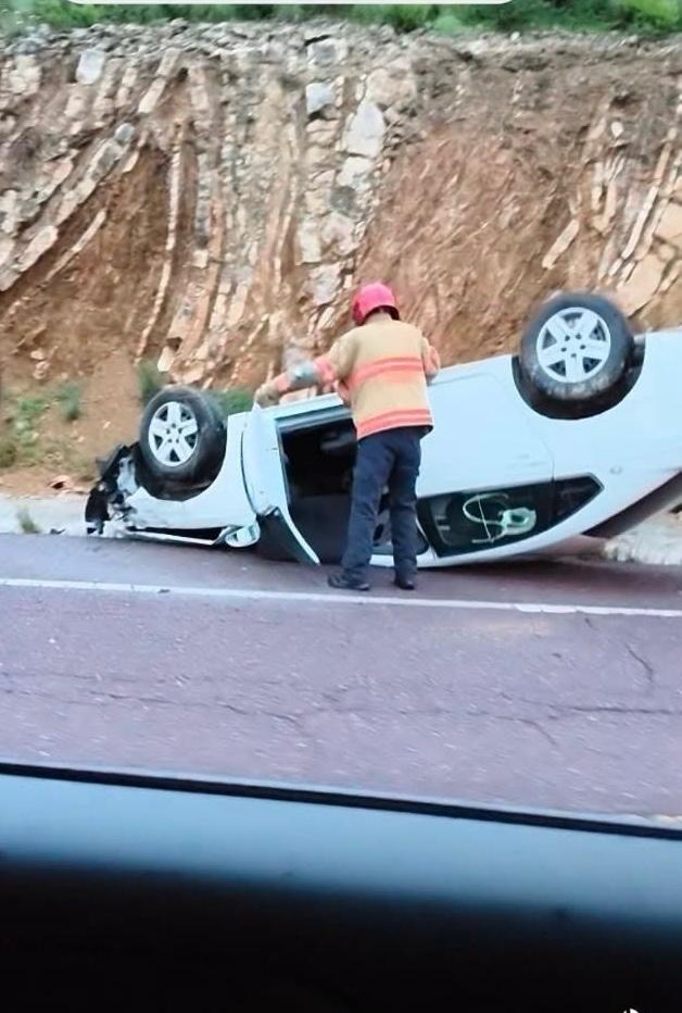 Vuelca automovilista en Sombrerete