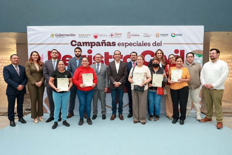 Entrega Pepe Saldívar decenas de actas de nacimiento gratuitas