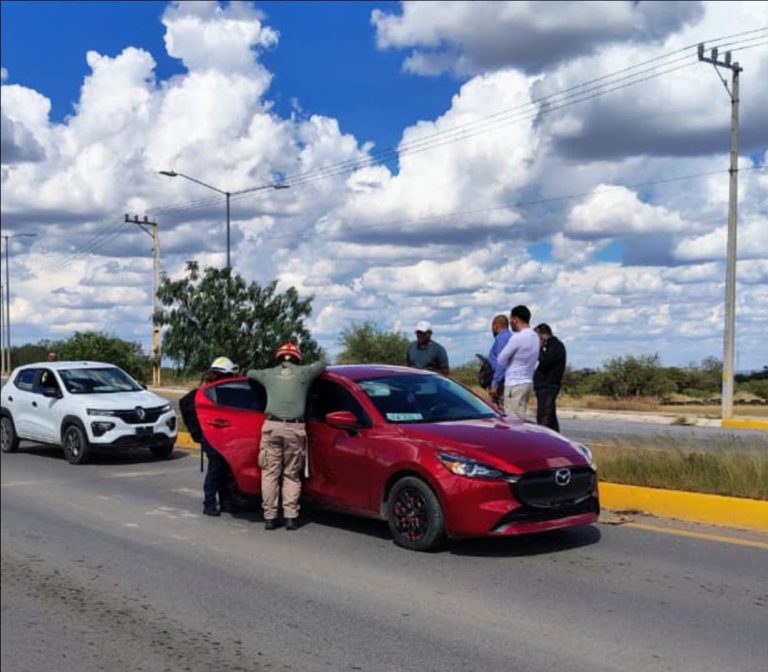 Chocan dos conductores en vialidad Siglo XXI