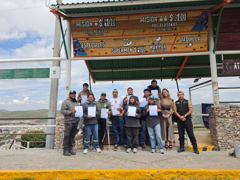 Capacitan en primeros auxilios a personal de la tirolesa