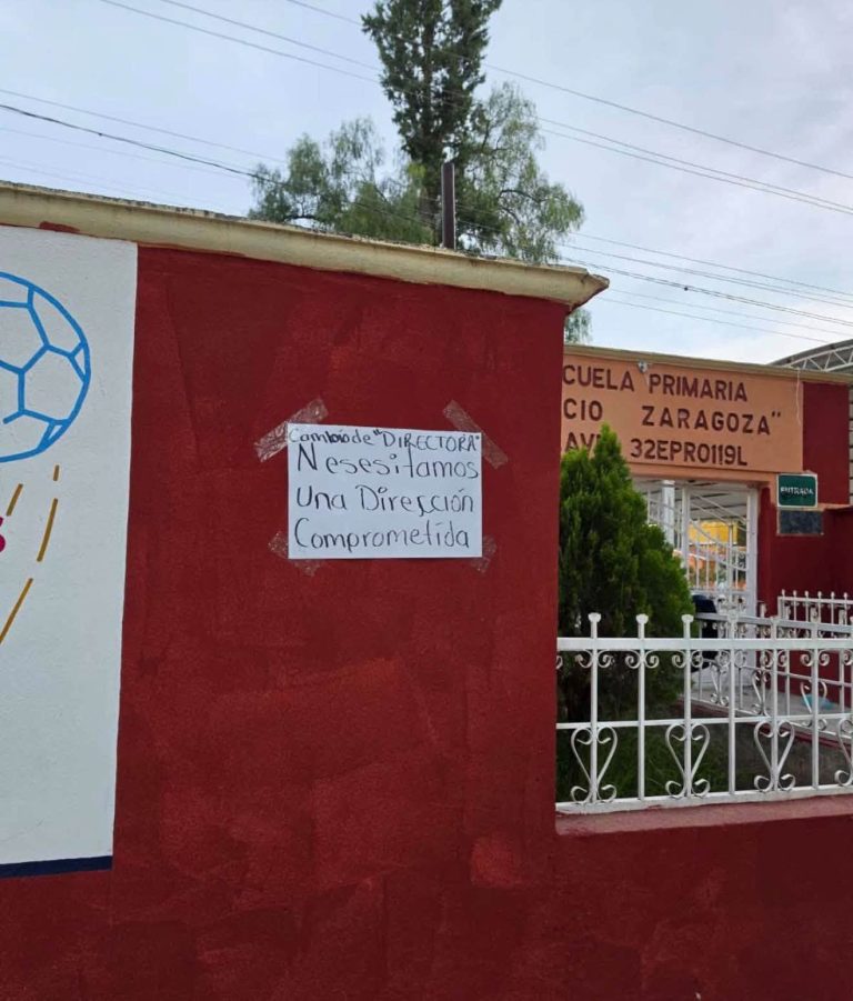 Padres de familia exigen destitución de directora