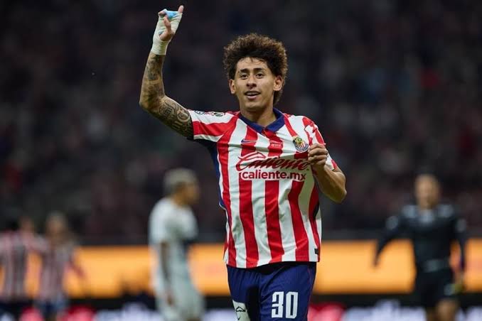 Chivas golea a Pumas y es líder previo al Clásico Nacional