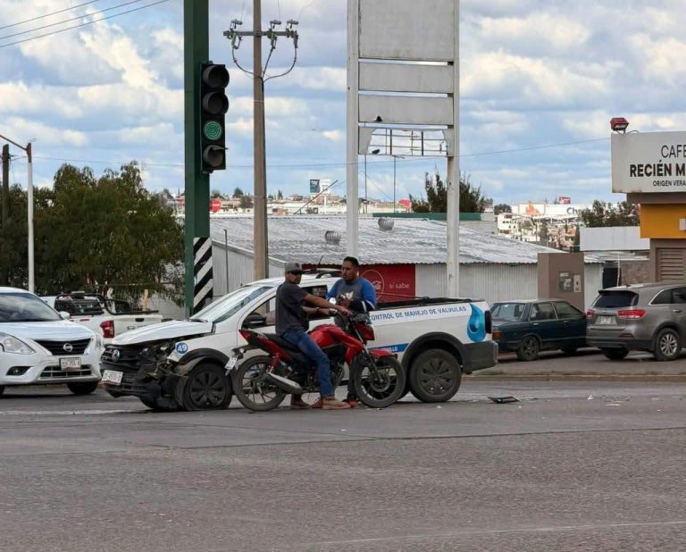 Chocan camioneta del SIAPASF y auto en la Enrique Estrada