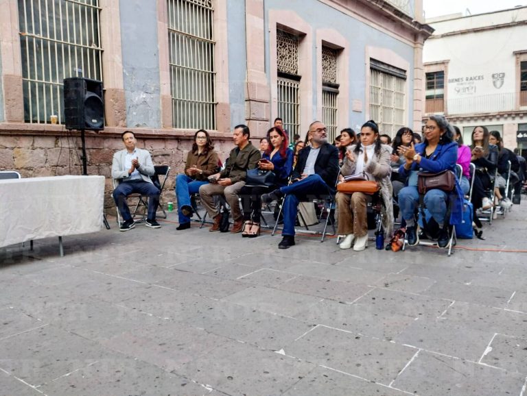 Ciudadanos exponen problemáticas comunitarias a universitarios