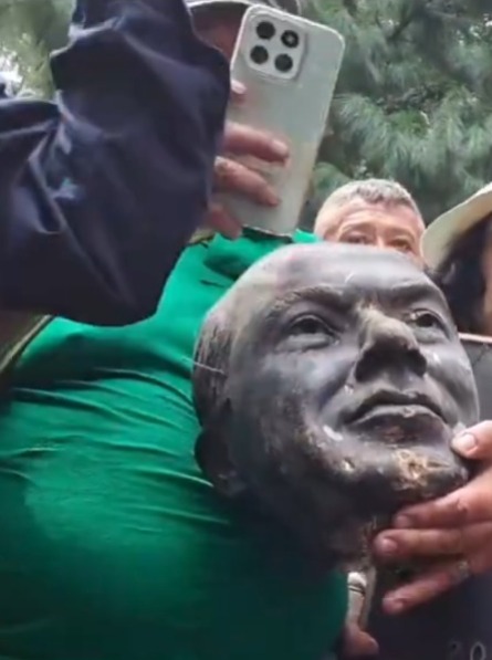 Decapitan estatua de Calderón en Los Pinos