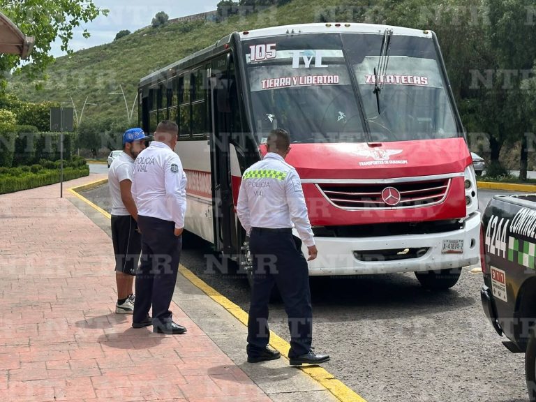Falla radiador de autobús y le quema el rostro al chofer