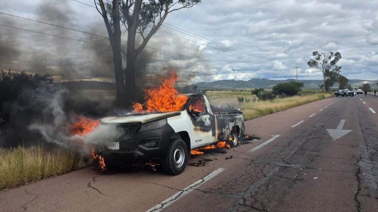 Se incendia camioneta en la carretera federal 23