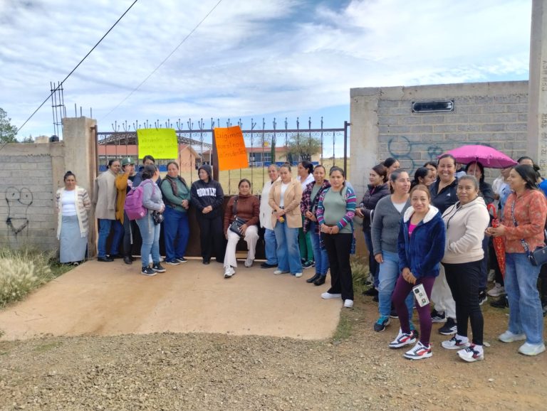 Madres toman telesecundaria por falta de intendente