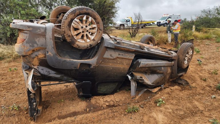 Muere hombre en aparatosa volcadura