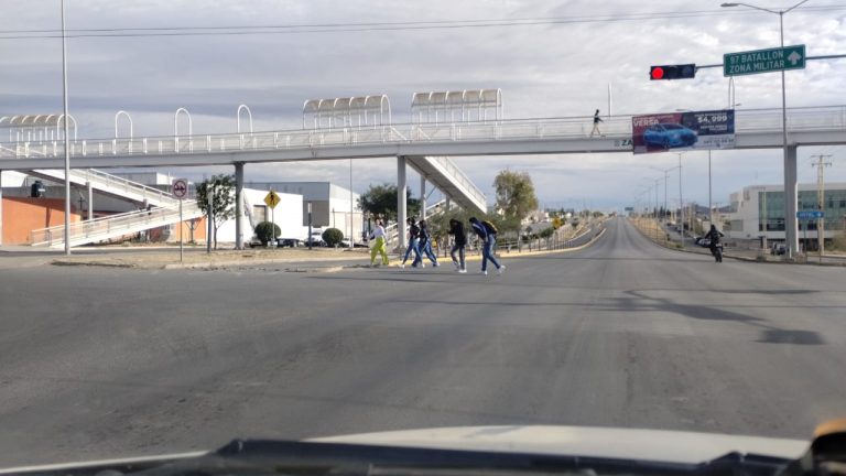 Rescata a joven que intentaba lanzarse de un puente