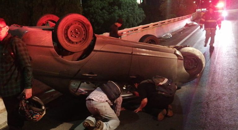 Se vuelca auto en el puente Luis Donaldo Colosio