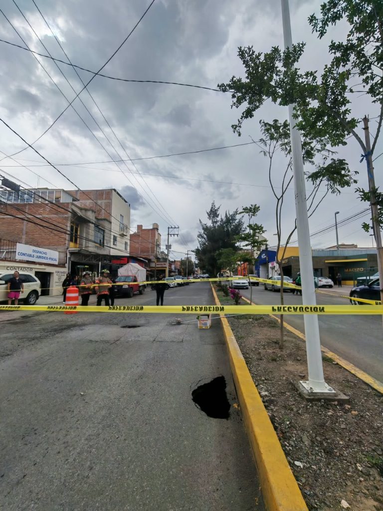 Aparece nuevo socavón en la avenida García Salinas