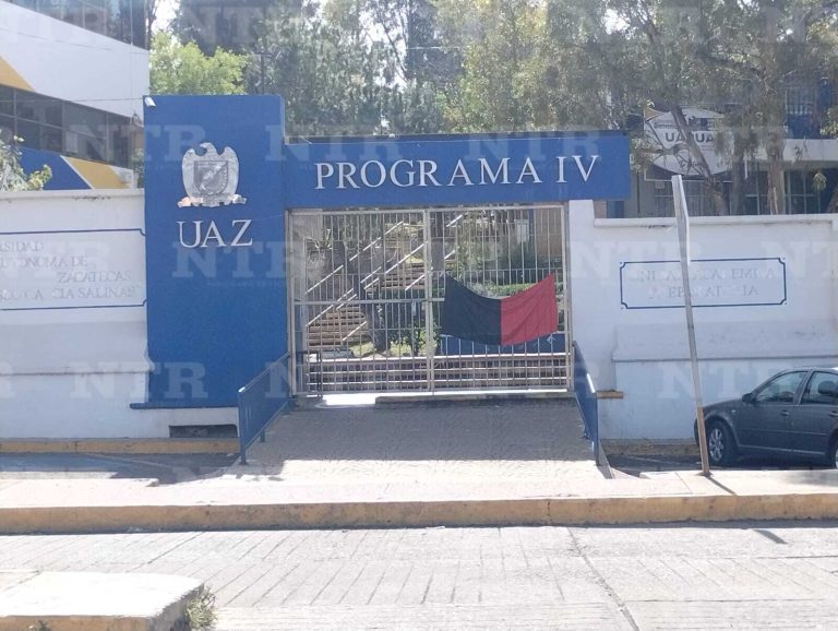 Toman docentes prepa 4; exigen cargas laborales y reconocer antigüedades