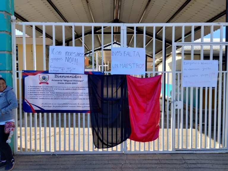 Toman primaria; exigen profe para abrir otro grupo