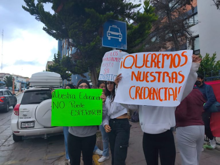 Toman Servicios Escolares; exigen concluir inscripciones