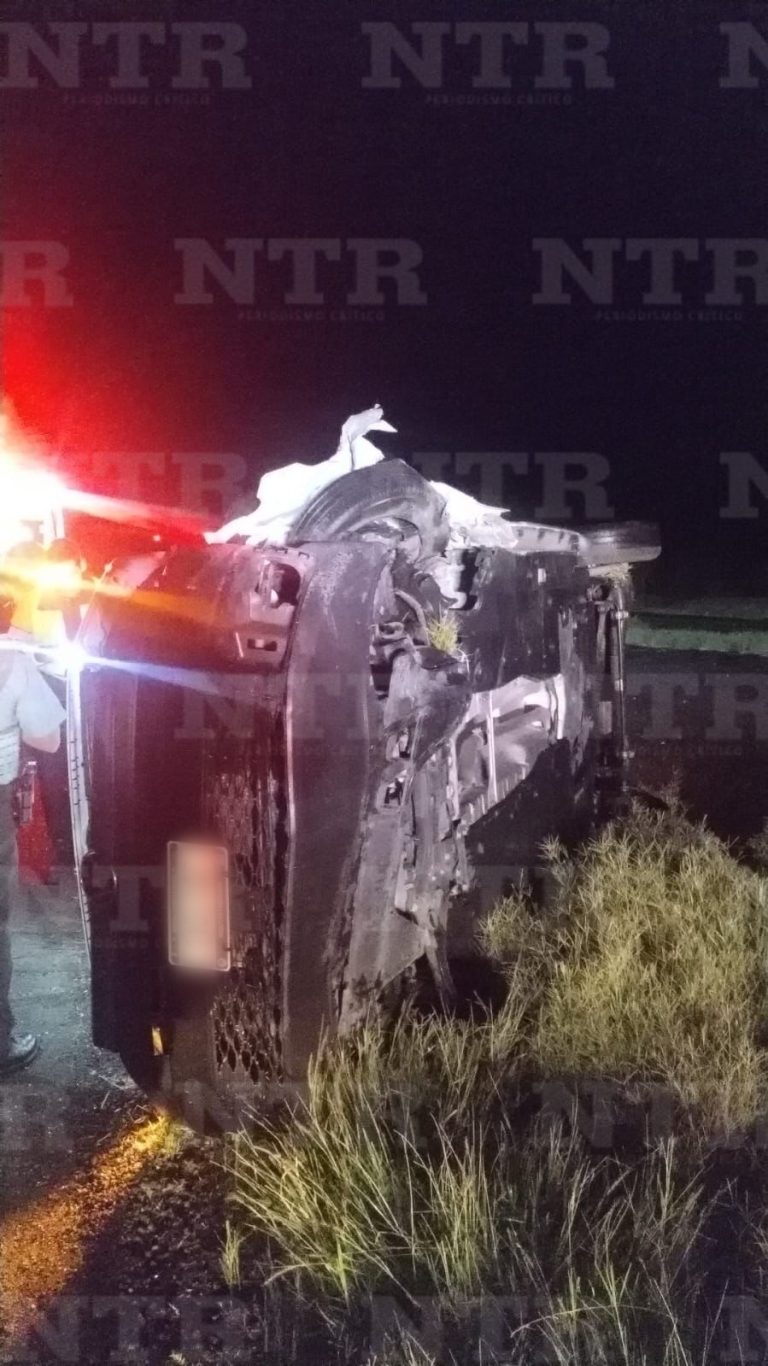 Vuelca camioneta de paquetería en Rancho Grande