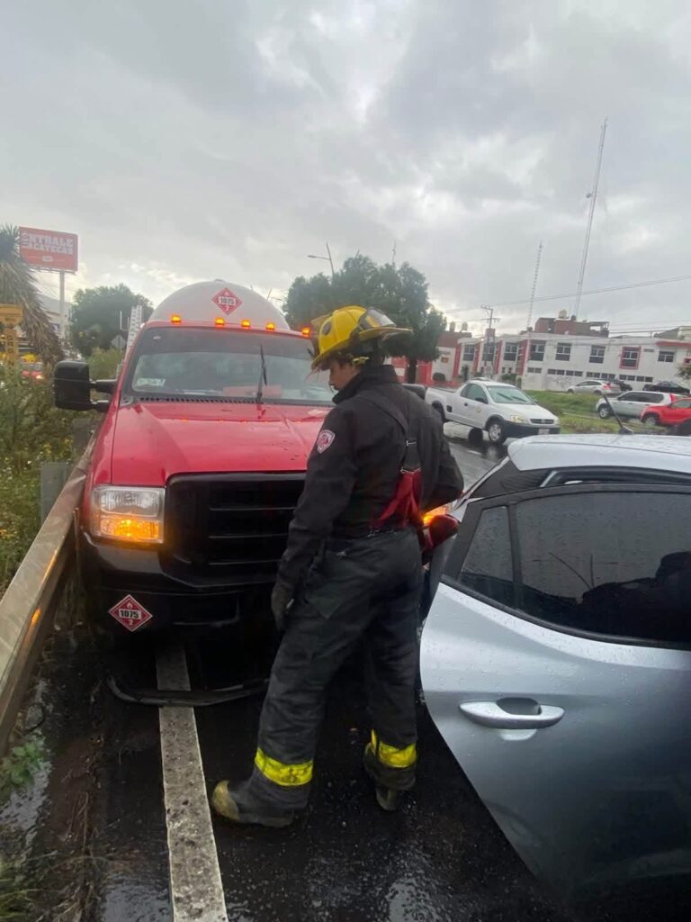 Pavimento mojado provoca choque en el bulevar